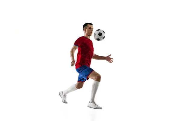 Portrait eines jungen Fußballspielers, der isoliert auf weißem Hintergrund trainiert. — Stockfoto