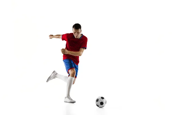 Joven futbolista caucásico entrenando aislado sobre fondo blanco. — Foto de Stock