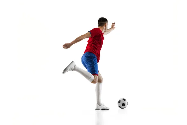 Νεαρός Καυκάσιος ποδοσφαιριστής προπόνηση απομονώνονται σε λευκό φόντο. — Φωτογραφία Αρχείου