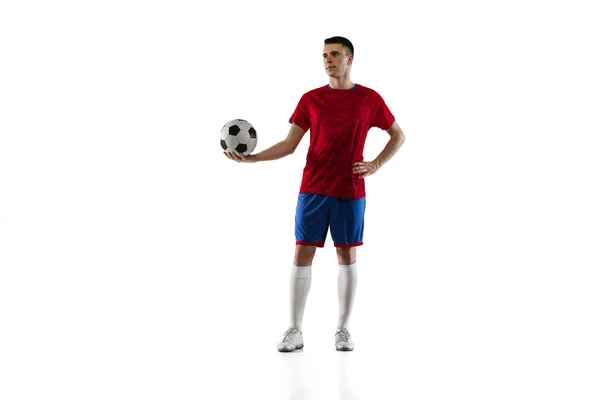 Giovane giocatore di calcio caucasico posa isolato su sfondo bianco. — Foto Stock