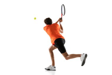 Beyaz arka planda yalnız poz veren beyaz tenli genç adam..