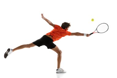 Beyaz arka planda tenisçi eğitimi alan genç beyaz bir adam..