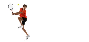 Beyaz arka planda yalnız poz veren beyaz tenli genç adam..