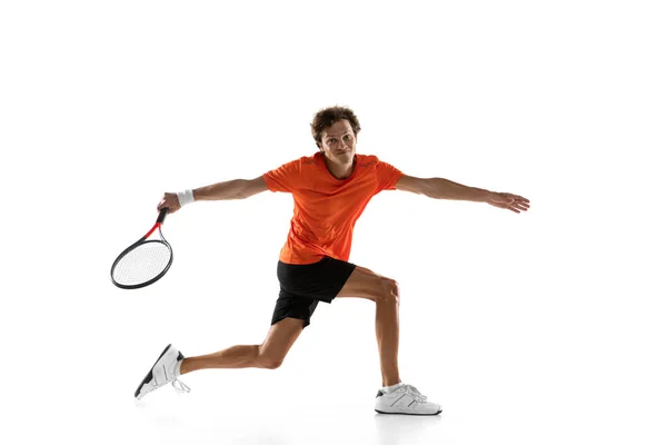 Junger kaukasischer Mann, Tennisspieler trainiert isoliert auf weißem Hintergrund. — Stockfoto