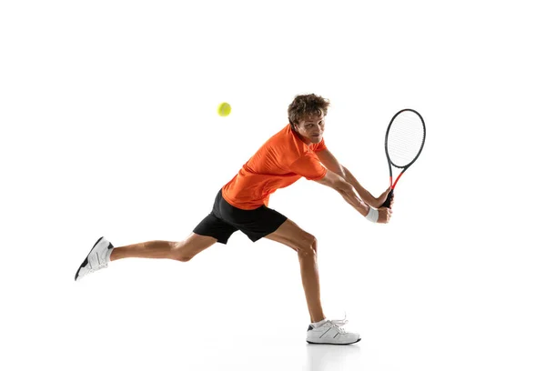 Fiatal fehér férfi, tenisz játékos képzés elszigetelt fehér háttér. — Stock Fotó