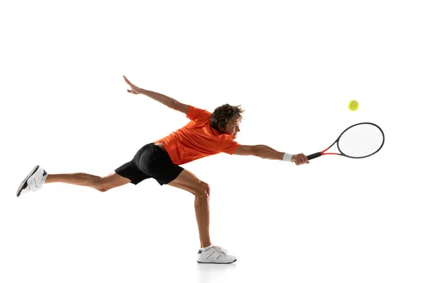 Junger kaukasischer Mann, Tennisspieler trainiert isoliert auf weißem Hintergrund. — Stockfoto