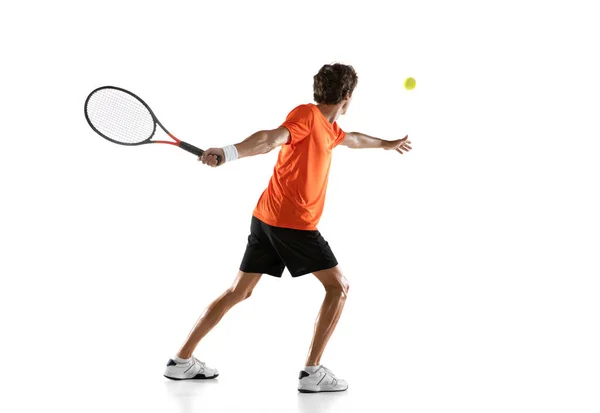 Junger kaukasischer Mann, Tennisspieler posiert isoliert auf weißem Hintergrund. — Stockfoto