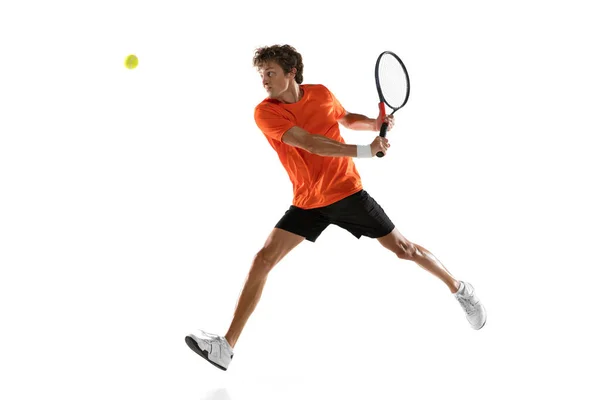 Beyaz arka planda tenisçi eğitimi alan genç beyaz bir adam.. — Stok fotoğraf