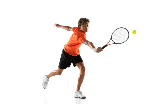 Jonge blanke man, tennis speler training geïsoleerd op witte achtergrond. — Stockfoto