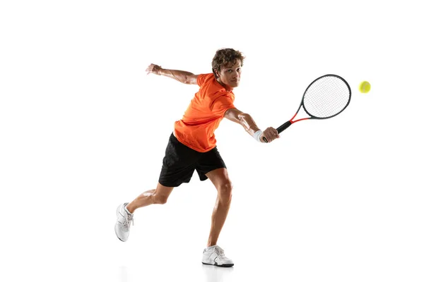 Junger kaukasischer Mann, Tennisspieler trainiert isoliert auf weißem Hintergrund. — Stockfoto