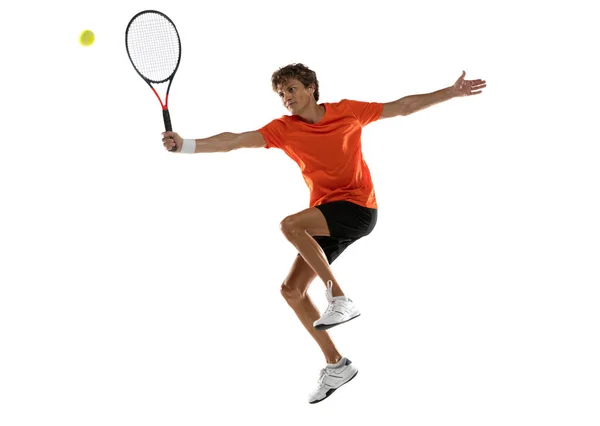 若い白人男性,白い背景に隔離されたテニス選手の訓練. — ストック写真