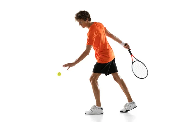 若い白人男性,テニス選手は白い背景に隔離されたポーズ. — ストック写真