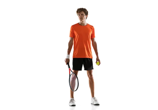 Giovane uomo caucasico, tennista posa isolato su sfondo bianco. — Foto Stock
