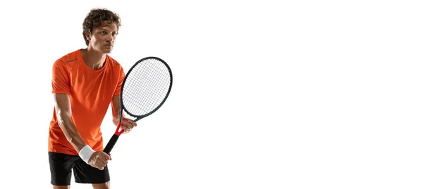 Молодой европеец, теннисист позирует на белом фоне. — стоковое фото