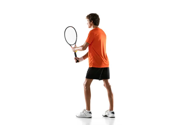 Jovem caucasiano, tenista posando isolado sobre fundo branco. — Fotografia de Stock