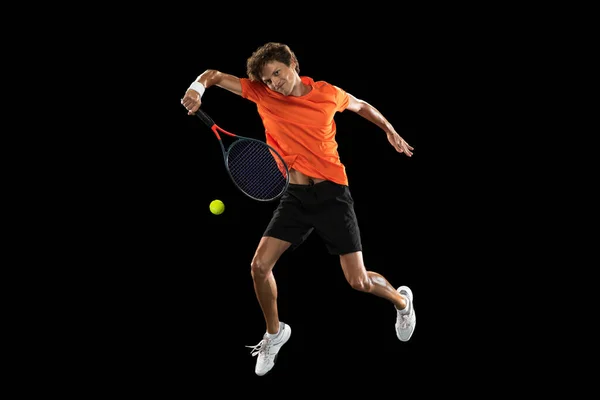Молодой европеец, тренировка теннисиста на черном фоне. — стоковое фото