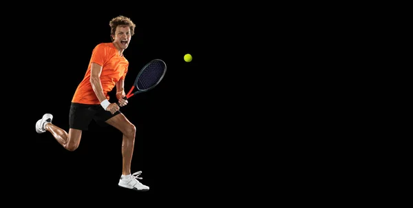 Tânăr caucazian, jucător profesionist de tenis izolat pe fundal negru . — Fotografie, imagine de stoc