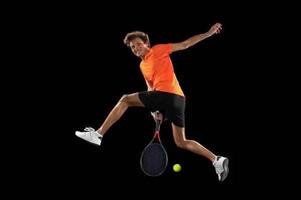 若い白人男性,黒の背景にプロのテニス選手のトレーニング. — ストック写真