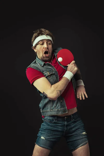 Jovem caucasiano engraçado homem jogando ping pong isolado no fundo preto. — Fotografia de Stock