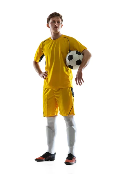 Retrato de un joven futbolista posando aislado sobre fondo blanco. —  Fotos de Stock