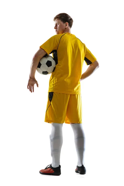 Retrato de un joven futbolista posando aislado sobre fondo blanco. —  Fotos de Stock