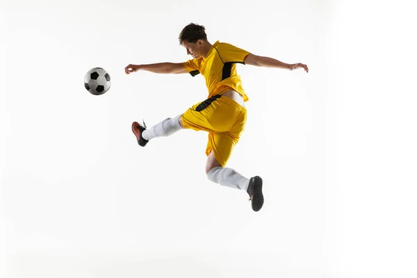 Młody człowiek, mężczyzna piłkarz trening izolowany na białym tle. — Zdjęcie stockowe
