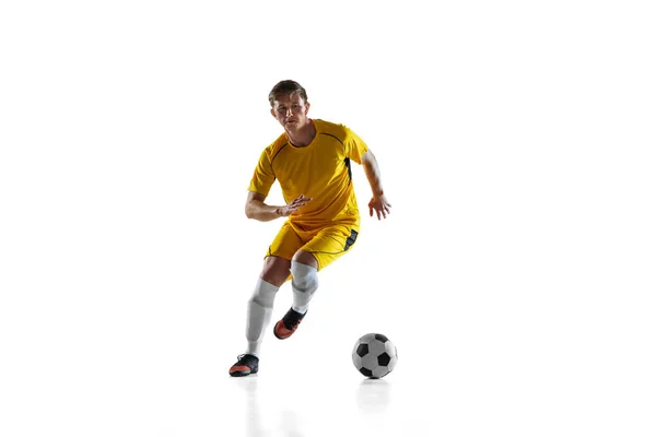 Hombre joven, futbolista masculino entrenando aislado sobre fondo blanco. —  Fotos de Stock