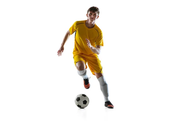 Junger Mann, männlicher Fußballspieler trainiert isoliert auf weißem Hintergrund. — Stockfoto