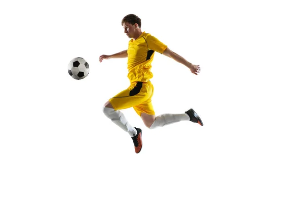 Giovane uomo, calciatore di calcio di sesso maschile formazione isolato su sfondo bianco. — Foto Stock