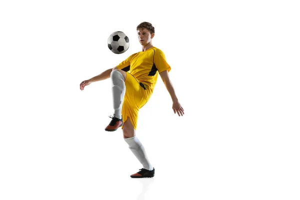 Ung man, manlig fotboll spelare träning isolerad på vit bakgrund. — Stockfoto
