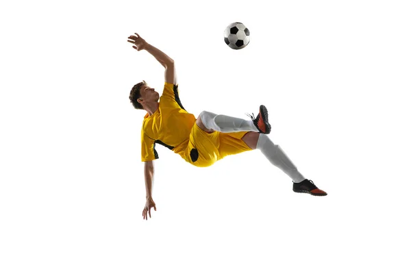 Jovem, jogador de futebol masculino treinando isolado em fundo branco. — Fotografia de Stock