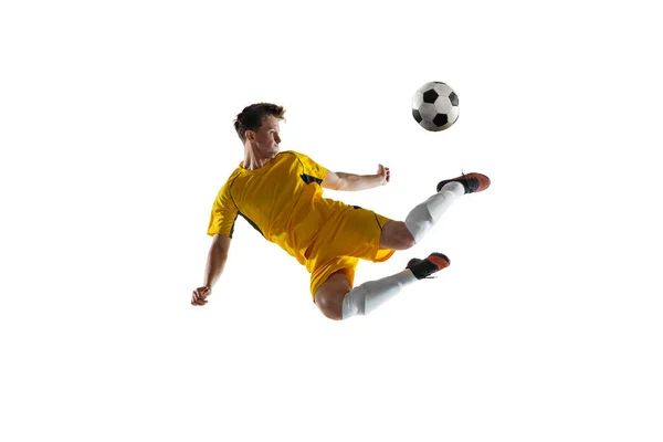 Junger Mann, männlicher Fußballspieler trainiert isoliert auf weißem Hintergrund. — Stockfoto
