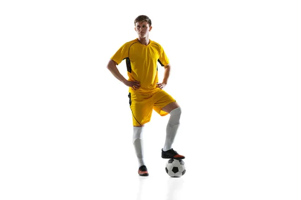 Portret młodego piłkarza pozującego na białym tle. — Zdjęcie stockowe