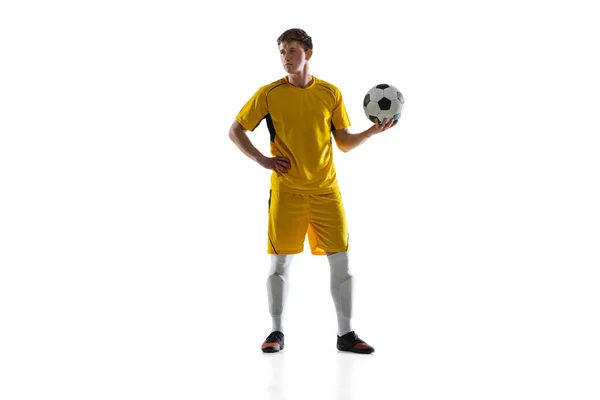 Ritratto di giovane calciatore in posa isolato su sfondo bianco. — Foto Stock