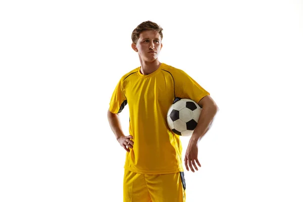 Portret młodego piłkarza pozującego na białym tle. — Zdjęcie stockowe
