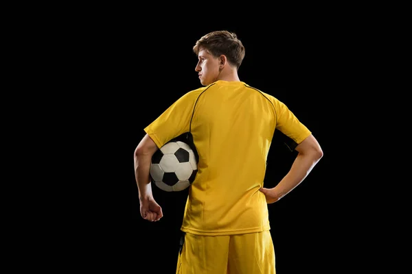 Ritratto di giovane calciatore in posa isolato su sfondo nero. — Foto Stock