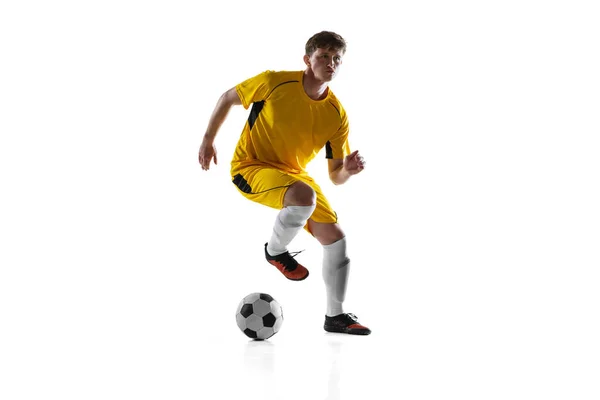 Giovane uomo, calciatore di calcio di sesso maschile formazione isolato su sfondo bianco. — Foto Stock