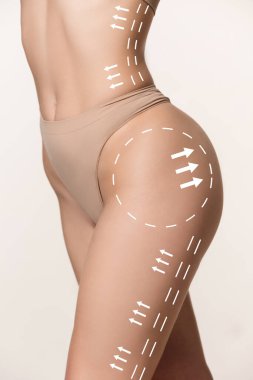 Beyaz arka planda izole edilmiş iç çamaşırlı güzel, ince bir kadın vücudu..