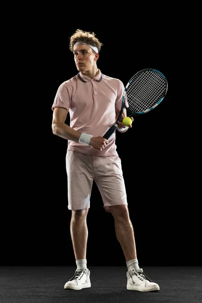 Porträt eines jungen Mannes, Tennisprofi isoliert auf schwarzem Hintergrund. — Stockfoto