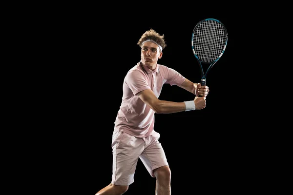 Junger kaukasischer Mann, Tennisprofi isoliert auf schwarzem Hintergrund. — Stockfoto
