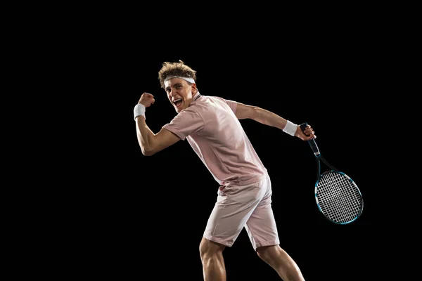 Junger kaukasischer Mann, Tennisprofi isoliert auf schwarzem Hintergrund. — Stockfoto