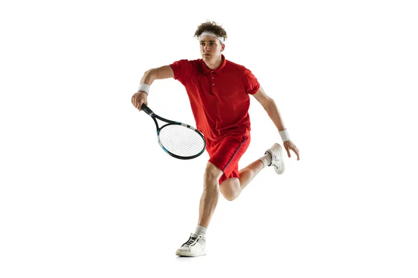 Un uomo caucasico, tennista professionista isolato su sfondo bianco. — Foto Stock