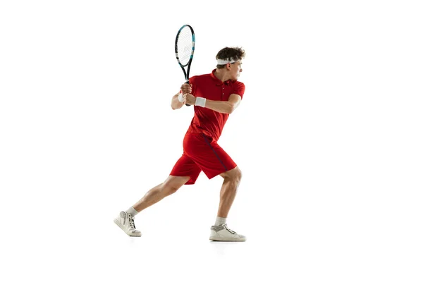 Portarit av kaukasisk man, professionell tennisspelare isolerad på vit bakgrund. — Stockfoto