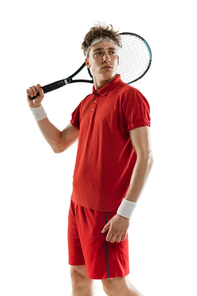 Primer plano Hombre caucásico, jugador de tenis profesional aislado sobre fondo blanco. — Foto de Stock