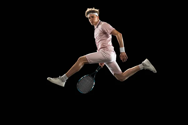 Молодой европеец, профессиональный теннисист на черном фоне. — стоковое фото