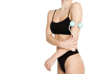 Kırpılmış ince, iç çamaşırlı güzel bir kadın. Arka planda izole edilmiş..