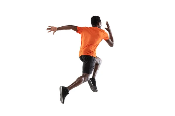 Afro-Amerikan sporcu, beyaz arka planda tek başına koşan bir sporcu.. — Stok fotoğraf