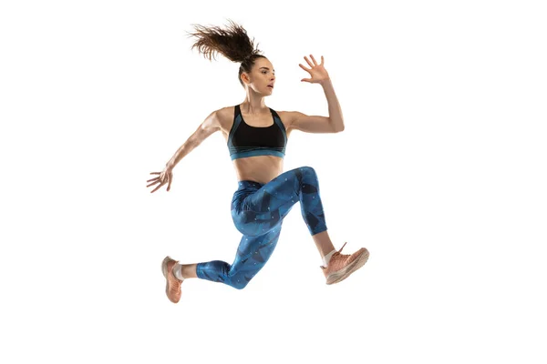 Una mujer atleta entrenamiento aislado sobre fondo blanco estudio. — Foto de Stock