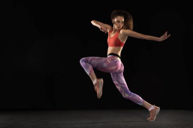 Kafkas kız eğitiminin portresi karanlık stüdyo arka planında izole edilmiş..