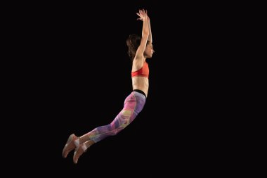 Kafkas kız eğitiminin portresi karanlık stüdyo arka planında izole edilmiş..